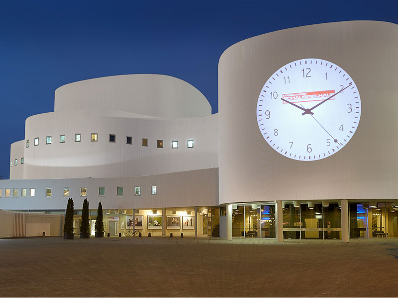 фото проецированных часов на фасаде