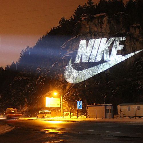 фото проекции Nike на скалу